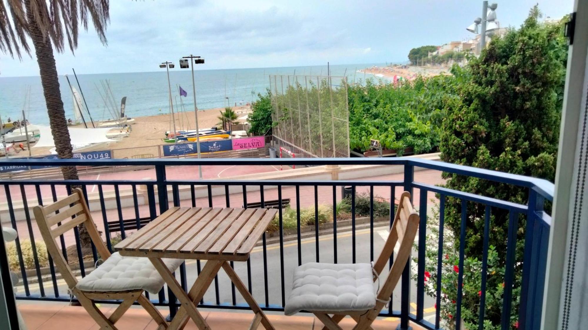Beachfront Apartment With Private Parking Sant Pol De Mar Exterior foto
